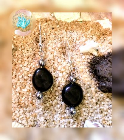 Boucle d'oreilles en Magnétite appelée "Pierre du Nord" à l'Age de Fer" dite pierre de chance et d'attirance.
