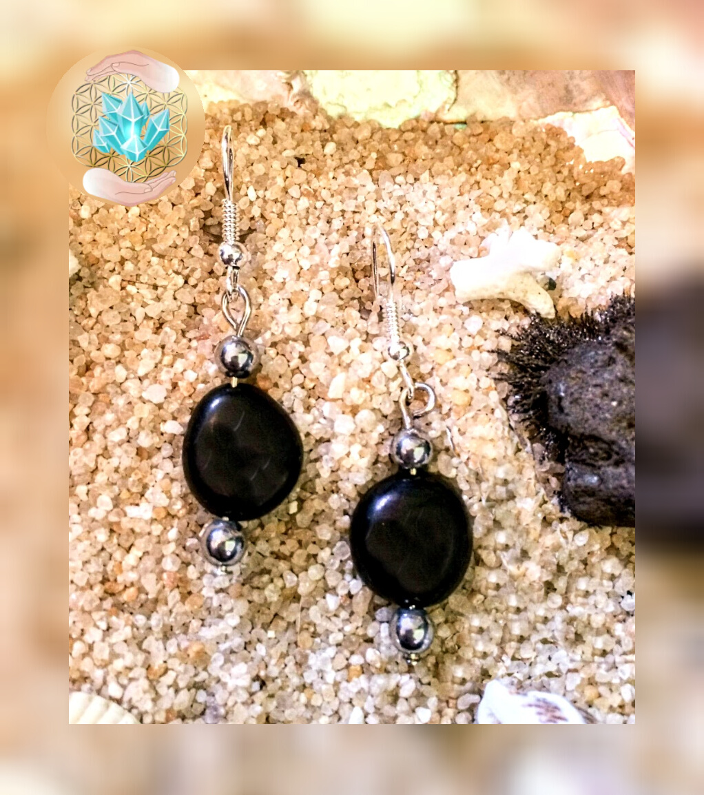 Boucle d'oreilles en Magnétite appelée "Pierre du Nord" à l'Age de Fer" dite pierre de chance et d'attirance.