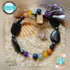 Dans ce bracelet Chance et 7 Chakras soigneusement fait par mes soins de ma gamme ''MaLitho'' vous pourrez non seulement grâce à la MAGNÉTITE attirer la CHANCE, L'ABONDANCE et L'ATTIRANCE mais en plus ÉQUILIBRER VOS ÉNERGIES avec les VÉRITABLES PIERRES NATURELLES DES CHAKRAS : Grenat  chakra 1, Calcite orange chakra 2, Citrine naturelle chakra 3, Aventurine verte chakra 4, Lapis Lazuli chakra 5, Cristal de Roche chakra 6, Améthyste chakra 7. Chaque perles sont assemblées  dans le bon ordre des chakras (ce qui est extrêmement rare). Lire la page " classement par catégorie de pierre" à Chaka. L'alliance des deux vous donnera de la force, de la positivité, de la confiance en vous et en plus grâce à la MAGNÉTITE et à L'HÉMATITE AIMANTÉE soulagera tant soit peu vos douleurs. UN BRACELET TOUT EN UN. 