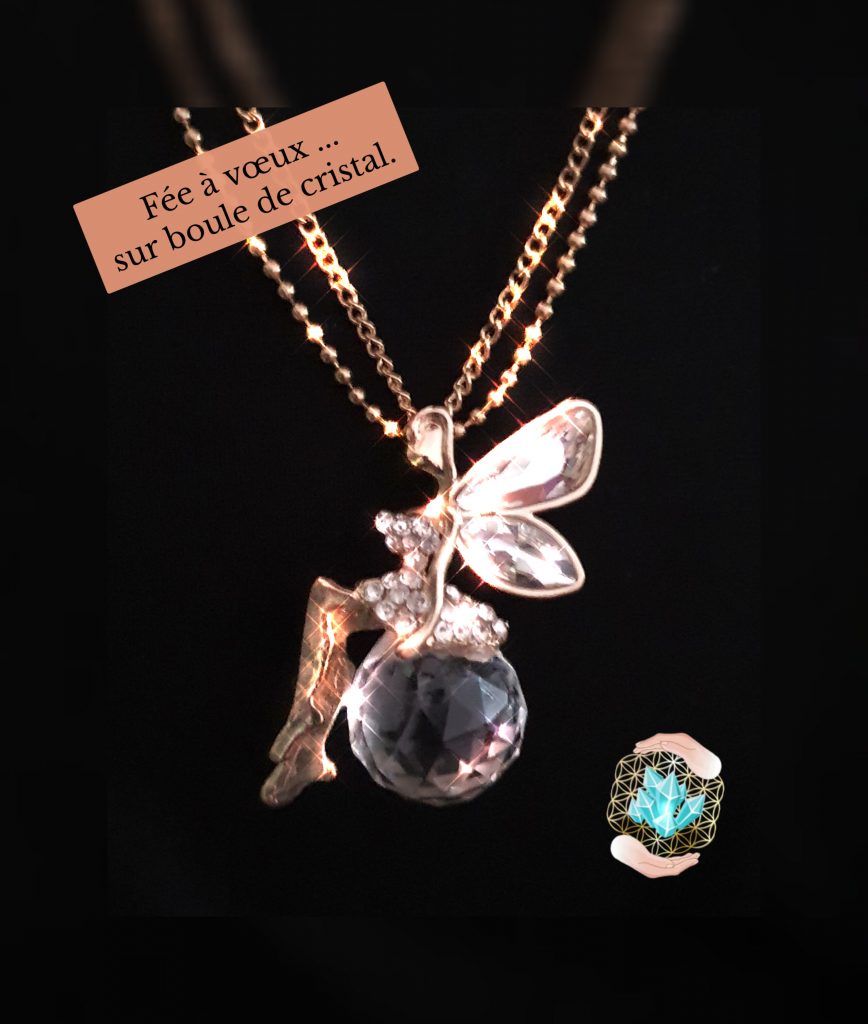 Comme dans un rêve … cette jolie Fée en pendentif doré assise sur une boule de cristal vous réalisera grâce à cette dernière tout vos souhaits, et vous donnera la force et la confiance en vous pour continuer merveilleusement le chemin de votre vie … N'oubliez pas l'important est dans la force d'y croire et dans l'énergie positive que l'on y met. Je vous souhaite que tout vos vœux se réalisent de tout cœur … Fée 5 cm. La chaîne est double. taille de 62 cm. la boule de cristal est vernis afin de la protéger des chocs. Magasin spécialiste en lithothérapie, minéraux, création artisanale de bijoux sur mesures.  Magasin de pierres du Nord de la France (Somme, Picardie, Haut de France à Albert dans le 80 entre Amiens, Bapaume et Péronne).