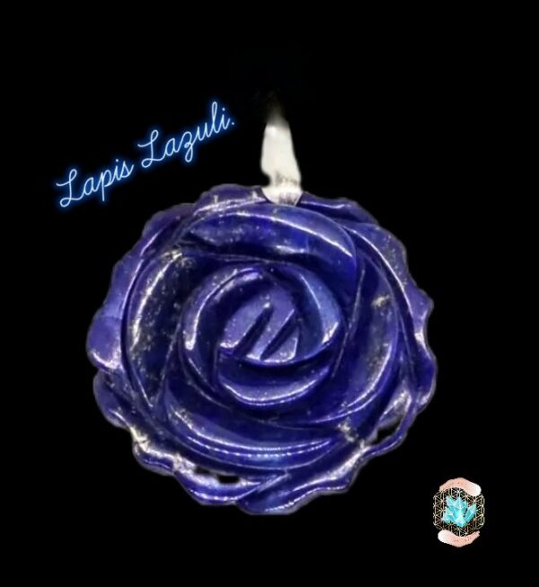Pendentifs ''ROSE SCULPTÉE'' en AMÉTHYSTE, LAPIS LAZULI, OEIL DE TIGRE ou QUARTZ ROSE de chez BIJOUX, PIERRES ET  BIEN-ÊTRE. – Image 3