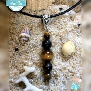Pendentif  avec cordon noir réglable (coton ciré très solide) en OEIL DE TIGRE et SPINELLE NOIRE Création ''MALITHO'' de chez Bijoux, pierres et bien-être à Albert.